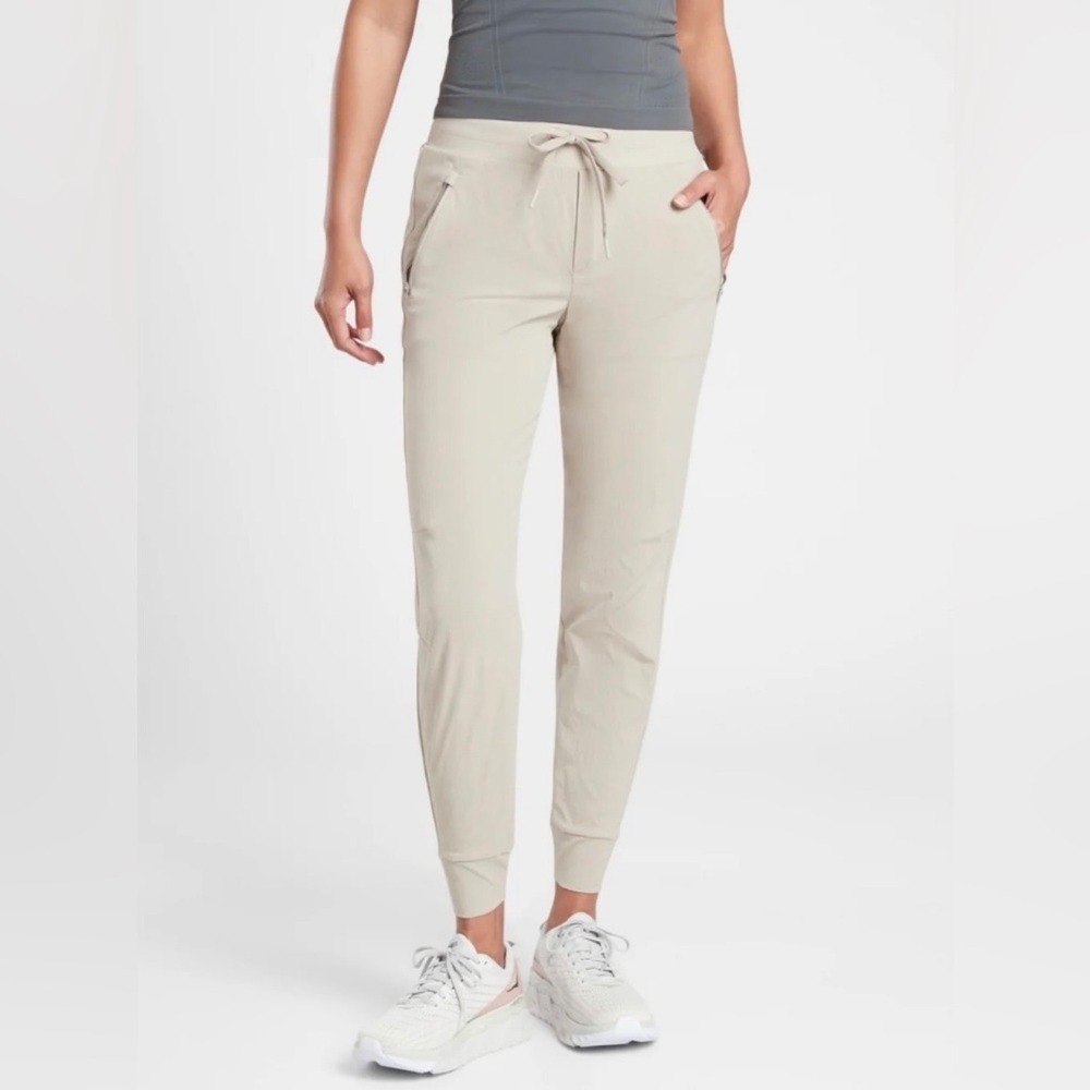 Athleta Ecru‎ Light Beige Trekkie North Joggers Size 10